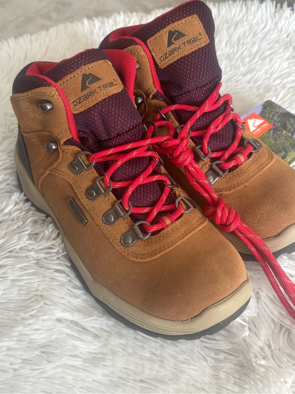 Ozark Trail women’s size 7 Brown and Red Lace-Up Hiking Boots nwt